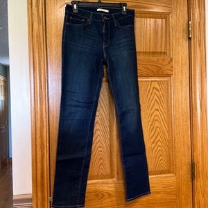 NWOT Levi’s 712 Slim, size 28. Straight leg.